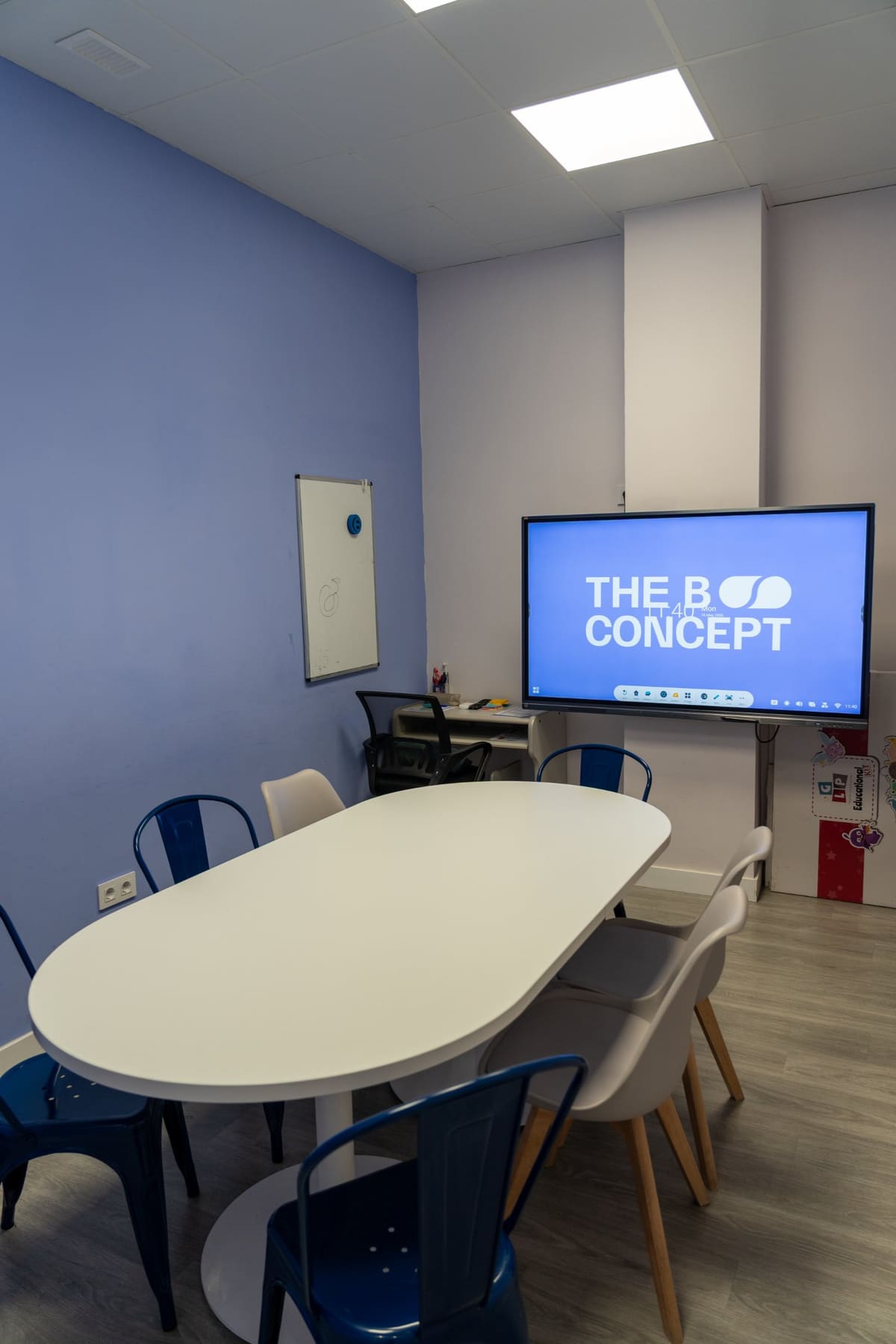 Aula con pizarra digital en The B Concept